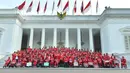 Presiden Joko Widodo berfoto bersama Kontingen ASEAN Para Games (APG) 2023 Indonesia di sela acara pemberian bonus kepada para atlet, pelatih dan asisten pelatih peraih medali dalam ajang APG 2023 di Istana Merdeka, Senin (3/7/2023). Kontingen Indonesia sukses menjadi juara umum APG 2023 yang digelar pada 3-9 Juni 2023 di Phnom Penh, Kamboja, dengan raihan 158 medali emas, 148 perak dan 95 perunggu. (Dok. Sekretariat Presiden)