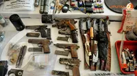 Selain senjata api berupa pistol rakitan dan bahan peledak. Polisi juga menemukan telefon genggam, uang, sepeda motor dan perkakas. (Liputan6.com/JohanTallo)