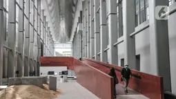 Pengunjung  berjalan saat mengunjungi pameran Jakarta Biennale 2021 di Museum Nasional, Jakarta, Selasa (23/11/2021). Jakarta Biennale kali ini mengangkat tema "Esok". (merdeka.com/Iqbal S. Nugroho)