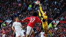 Aksi kiper Liverpool, Simon Mignolet, menghalau serangan MU di Stadion Old Trafford, Inggris. Sabtu (12/9/2015). (EPA/Lindsey Parnaby)