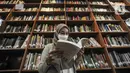Sejumlah orang membaca buku koleksi perpustakaan Baca Di Tebet di Tebet, Jakarta Selatan, Minggu (29/5/2022). Perpustakaan Baca Di Tebet yang didirikan pada Februari lalu menjadi alternatif bagi warga yang membutuhkan ruang literasi dan diskusi dengan suasana nyaman sekaligus meningkatkan minat baca bagi generasi milenial yang dilengkapi sekitar 25.000 buku. (merdeka.com/Iqbal S Nugroho)