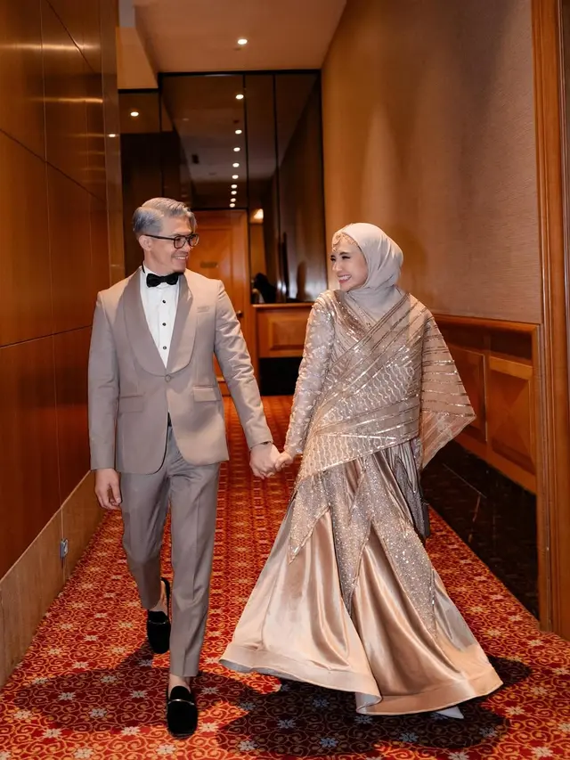 6 Potret Irwansyah Kondangan dengan Gaya Rambut Silver, Hot Daddy Dua Anak