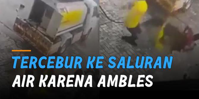 VIDEO: Apes, Tiga Orang Tercebur ke Saluran Air Gara-Gara Konblok Ambles