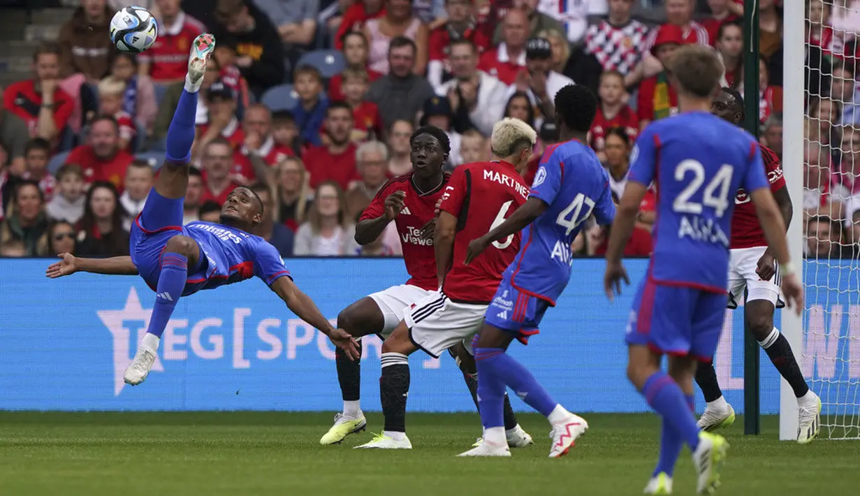 <p>Tidak ada gol tercipta hingga memasuki turun minum. Babak pertama berakhir dengan skor kacamata 0-0. (Andrew Milligan/PA via AP)</p>
