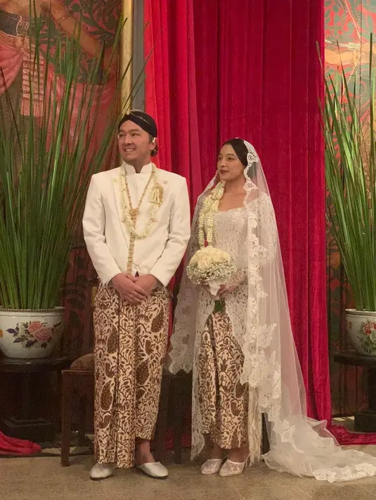 Kebaya tersebut dipadukan dengan batik sarimbit, dilengkapi dengan veil renda panjang hingga menyapu lantai  [@sorayahaque]