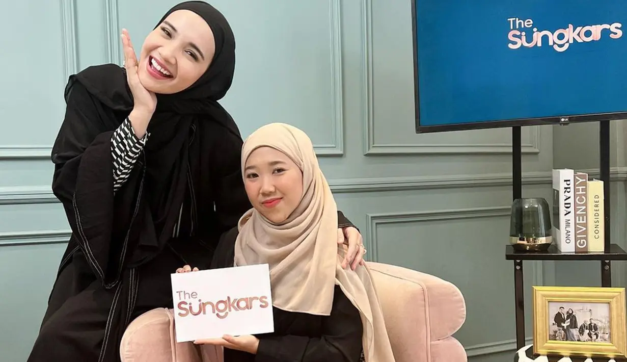 Dalam salah satu unggahan di akun Instagram pribadinya, komika ini terlihat memakai hijab bersama Zaskia Sungkar. Penampilan Kiky Saputri dalam balutan hijab cokelat ini berhasil bikin pangling. (Liputan6.com/IG/@kikysaputrii)