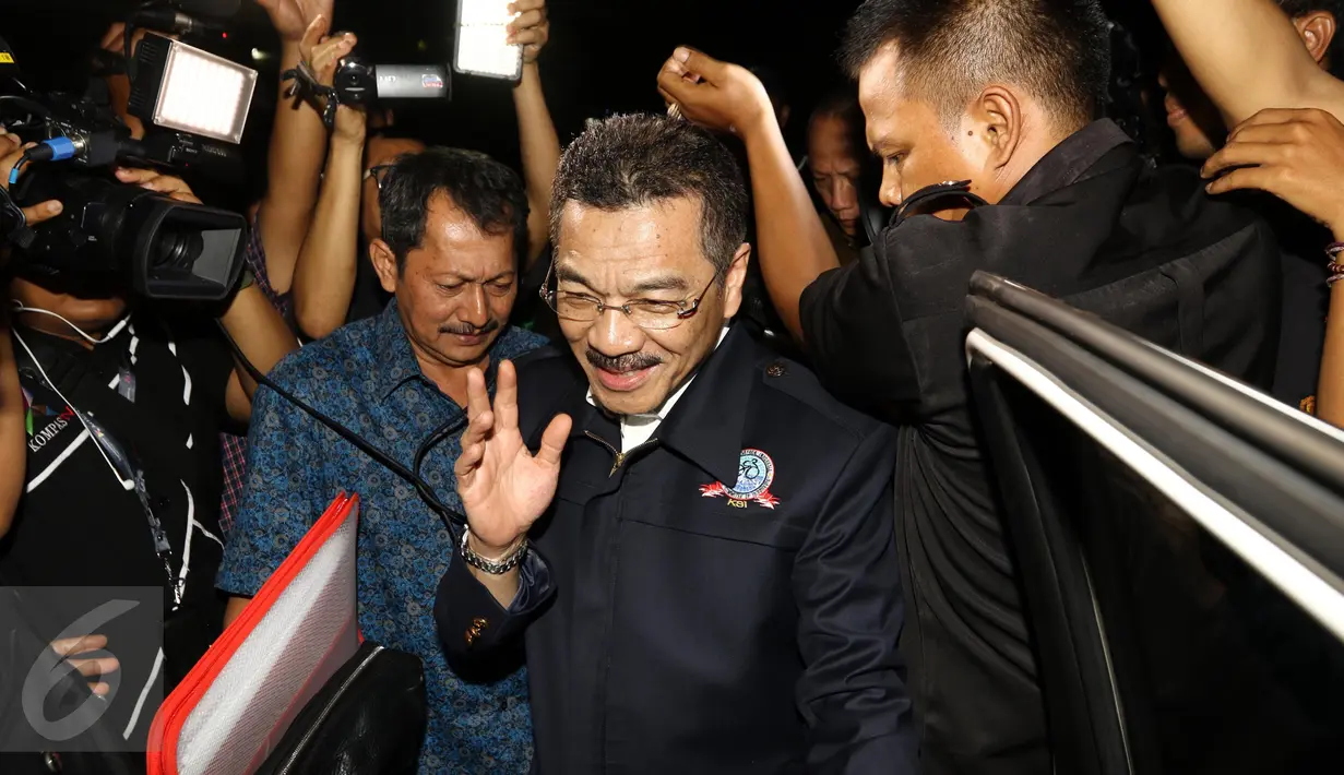 Mantan Mendagri, Gamawan Fauzi saat akan memasuki mobilnya usai menjalani pemeriksaan oleh penyidik KPK, Jakarta, Kamis (20/10). Gamawan diperiksa terkait kasus dugaan korupsi pengadaan proyek e-KTP di Kemendagri. (Liputan6.com/Helmi Afandi)