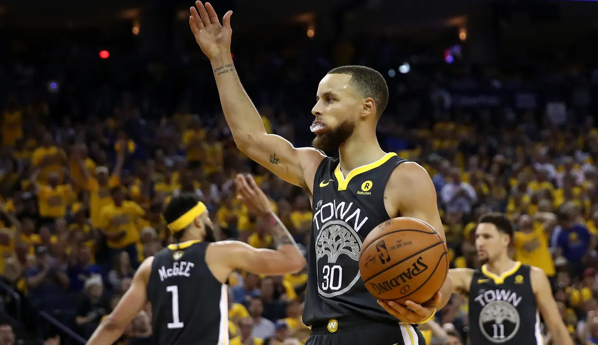 Pebasket Golden State Warriors, Stephen Curry, merayakan kemenangan atas Cleveland Cavaliers pada final NBA di Oracle Arena, Oakland, Minggu (3/6/2018). Warriors menang 122-103 atas Cavaliers. (AFP/Ezra Shaw)