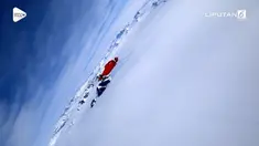 Seorang fotografer jadi wanita pertama yang terbang dengan wingsuit di atas Antartika.