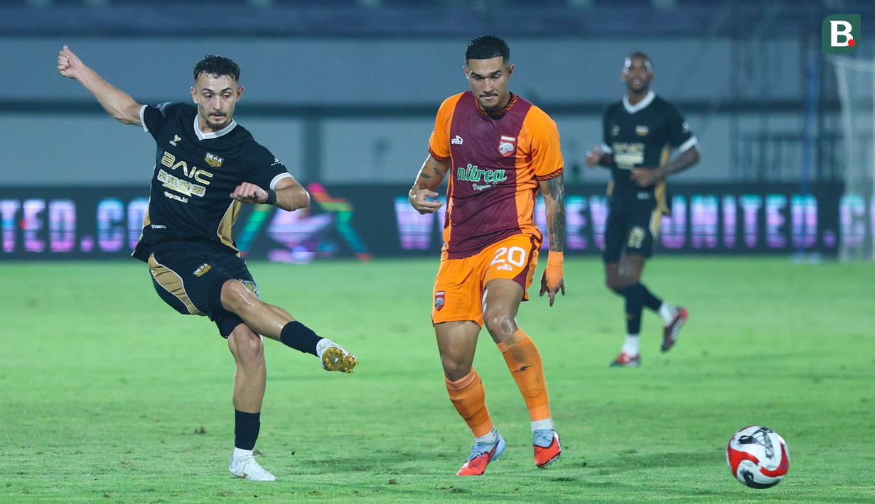 Pemain Dewa United, Ivar Jenner, melepaskan tendangan saat melawan Borneo FC dalam pekan ke-22 BRI Super League 2025/2026 di Stadion Indomilk Arena, Tangerang, pada Minggu (22/2/2026). (Bola.com/M Iqbal Ichsan)