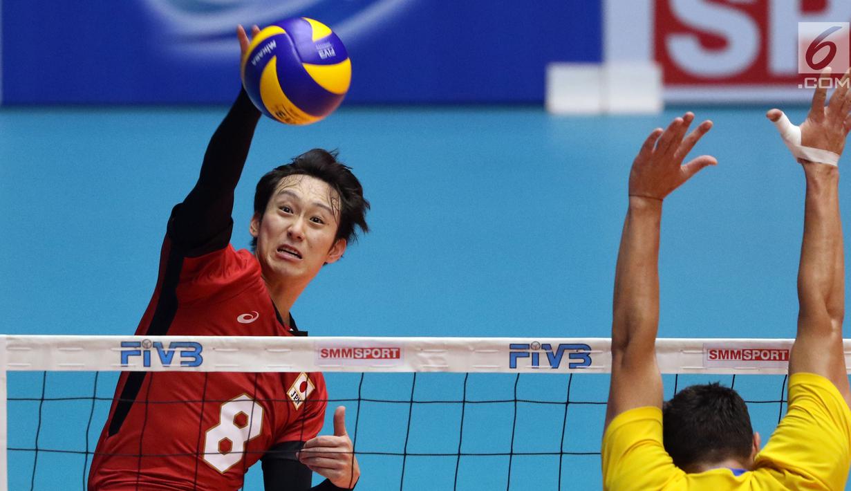Pemain Timnas voli putra Jepang, Masahiro Yanagida melakukan smes saat melawan Kazakhstan pada 8 besar grup E Kejuaraan Voli Asia 2017 di GOR Tri Dharma, Gresik, Kamis (27/7). Jepang unggul 3-0 (25-18, 25-19, 25-23). (Liputan6.com/Helmi Fithriansyah)
