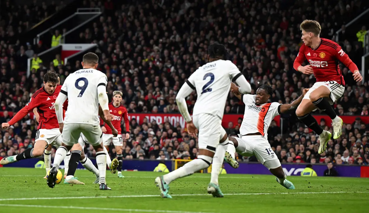 Pemain Manchester United, Victor Lindelof, mencetak gol ke gawang Luton Town pada pekan ke-12 Premier League 2023/2024 di Stadion Old Trafford, Sabtu, (11/11/2023). (AFP/Oli Scarff)