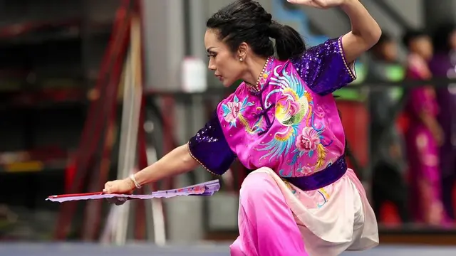 Krisdayanti mengenakan baju wushu warna ungu saat latihan. [@krisdayantilemos]
