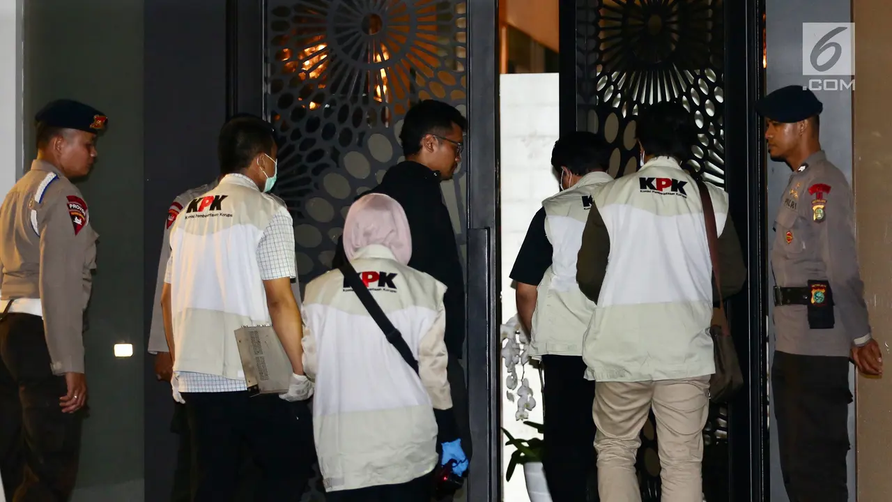 PHOTO: Bawa Tas, Penyidik KPK Masuk ke Dalam Rumah Setnov