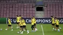 Para pemain Borussia Dortmund melakukan pemanasan saat mengikuti sesi latihan di stadion Camp Nou di Barcelona (26/11/2019). Dortmund akan bertanding melawan Barcelona pada Grup F Liga Champions. (AFP Photo/Josep Lago)