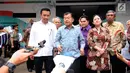 Wakil Presiden RI, Jusuf Kalla (tengah) menyampaikan keterangan usai menghadiri rapat di gedung Inasgoc di Jakarta, Selasa (18/7). Rapat membahas persiapan pelaksanaan Asian Games 2018. (Liputan6.com/Helmi Fithriansyah)