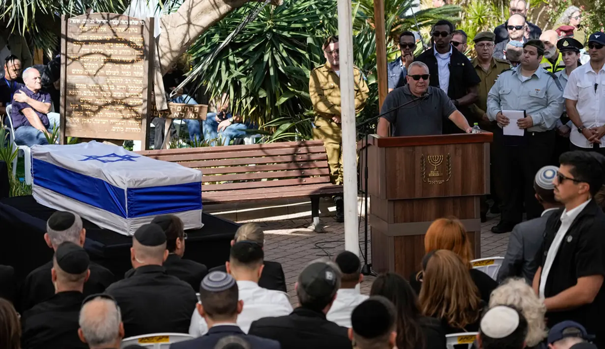 Mantan panglima militer Israel Gadi Eizenkot menyampaikan pidato saat pemakaman putranya, Gal Meir Eizenkot. Sementara militer Israel tidak memberikan rincian pasti tentang kematian Gal Meir Eisenkot. (AP Photo/Leo Correa)