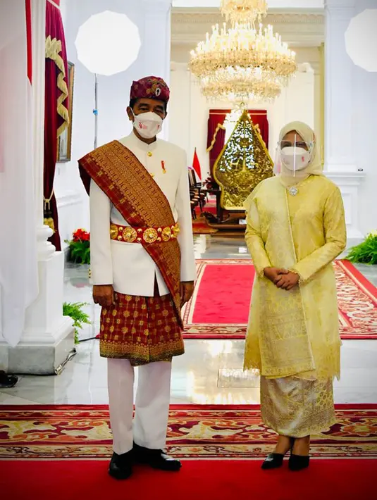 Presiden Joko Widodo dan Ibu Hj. Iriana Joko Widodo melakukan foto saat menghadiri peringatan HUT ke-76 RI di Istana Merdeka, Selasa (17/8/2021). (Foto: Laily Rachev-Biro Pers Sekretariat Presiden)