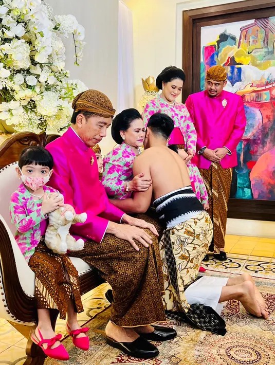 Kaesang Pangarep (kanan) melakukan prosesi sungkeman terhadap Presiden Joko Widodo atau Jokowi berserta Ibu Negara Iriana jelang pernikahannya di kediaman, Sumber, Kota Surakarta, Jawa Tengah, Jumat (9/12/2022). Jokowi berharap Kaesang Pangarep dan Erina Gudono bisa menjadi keluarga yang bahagia. (Tim Media Pernikahan Kaesang-Erina)
