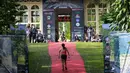 Pelari dihadapkan dengan tanjakan tajam dengan karpet merah untuk menyeberangi garis finis. (Bola.com/Bagaskara Lazuardi)