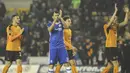 Pemain  Diego Costa memberikan salam kepada fans usai melawan Wolverhampton Wanderers pada putaran kelima Piala FA di Molineux stadium, Wolverhampton, (18/2/2017). Chelsea menang 2-0. (AP/Rui Vieira)