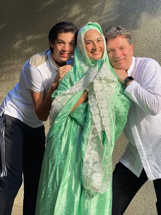 7 Potret Maudy Koesnaedi dalam Balutan Hijab, Cantik dan Manglingi