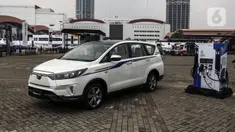Mobil Toyota Kijang Innova EV Concept dihadirkan di area Indonesia International Motor Show (IIMS) 2022 di JIExpo Kemayoran, Jakarta, Kamis (31/3/2022). Kijang Innova berbasis Battery Electric Vehicle (BEV) ini jadi kendaraan full electric pertama Toyota berbasis MPV. (Liputan6.com/Johan Oktavianus)