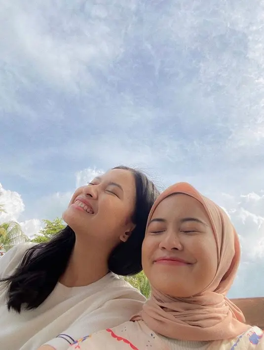 Saat Hanggini dan Tsana bertemu, keduanya selalu saja memiliki cara yang unik untuk berfoto. Pose-pose foto yang bikin gemas ini berhasil banjir pujian dari netizen yang menyebut pertemanan mereka sangat menarik untuk terus diikuti. (Liputan6.com/IG/@hanggini)