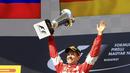 Sebastian Vettel dengan trofi juara. (REUTERS/Bernadett Szabo)