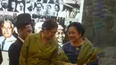 Presiden kelima RI Megawati Soekarnoputri (kanan) saat menghadiri seminar Memory of The World di Gedung LIPI, Jakarta, Selasa (17/4). Acara ini merupakan rangkaian dari peringatan 63 Tahun Konferensi Asia Afrika. (Merdeka.com/Imam Buhori)