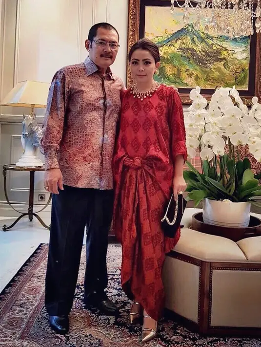 Mayangsari juga sering mengenakan busana batik saat menghadiri acara formal bersama sang suami. Gaya OOTD Mayangsari dengan batik pun terlihat sederhana tapi tetap elegan. (Liputan6.com/IG/@mayangsaritrihatmodjoreal)