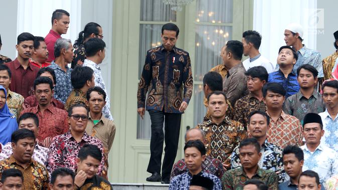 Presiden Joko Widodo saat akan foto bersama perwakilan nelayan seluruh Indonesia di Istana Negara, Jakarta, Selasa (22/1). Jokowi mengingatkan para nelayan serta pengusaha perikanan untuk menggunakan Bank Mikro Nelayan. (Liputan6.com/Angga Yuniar)