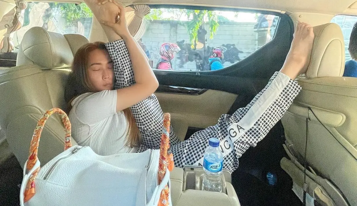 Beginilah aksi Inul Daratista yang bertingkah melipat tubuhnya saat di dalam mobil. Meski punya kaki jenjang, Inul bisa melipatnya saat di tempat sempit. (Liputan6.com/IG/@inul.d).