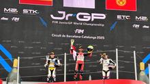 Pembalap binaan Astra Honda Motor M. Kiandra Ramadhipa (tengah) berhasil meraih podium pertama pada ajang FIM JuniorGP Barcelona yang diselenggarakan di Circuit de Barcelona-Catalunya, Spanyol (2/11). (PT Astra Honda Motor)