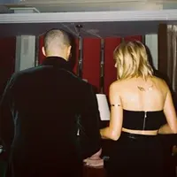 Drake dan Taylor Swift kembali ramai menjadi perbincangan publik. Setelah tersebar kedekatan mereka dan Drake mengenalkan Taylor kepada ibunya, kini Drake mengunggah foto dirinya bersama Taylor, meski tampak belakang. (Instagram/champagnepapi)