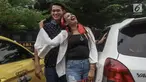 Elly Sugigi bersama pacarnya Irfan Sbaztian mengumbar kemesraan saat menghadiri acara penandatanganan MoU pemberantasan dan penyalahgunaan narkoba di lingkungan artis di Mapolres Metro Jakarta Selatan, Kamis (22/2). (Liputan6.com/Faizal Fanani)