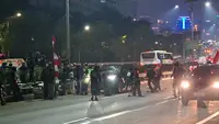 Massa Masuk Jalan Tol, Mobil Diduga Milik Pejabat Dirusak