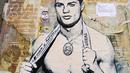 Sebuah mural dengan gambar bintang Juventus, Cristiano Ronaldo, yang terdapat di Milan, Senin (19/3). Mural berjudul Cristiano's Secret ini karya seniman Italia, TvBoy. (AFP/Miguel Medina)