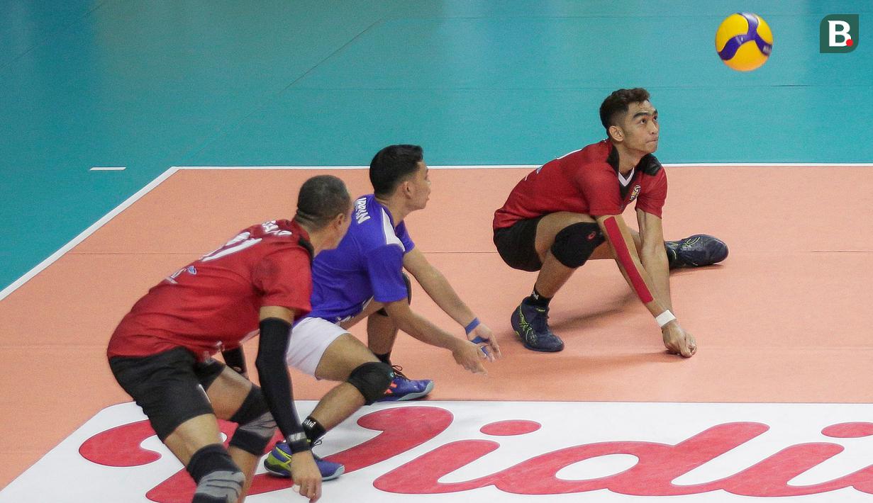 Doni Haryono (kanan) tampil apik bagi Bogor LavAni berkat ketenangannya dalam bermain. Peraih medali emas SEA Games 2019 tersebut meraih poin beruntun dari spike tajam dan ace yang membuat LavAni memperlebar keunggulan atas Jakarta BNI 46. (Bola.com/Bagaskara Lazuardi)