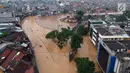 Pemandangan Jalan Jatinegara Barat yang terendam banjir akibat luapan sungai Ciliwung, Jakarta Timur, Selasa (6/2). Genangan tersebut membuat lalu lintas Jalan Jatinegara Barat terputus. (Liputan6.com/Arya Manggala)