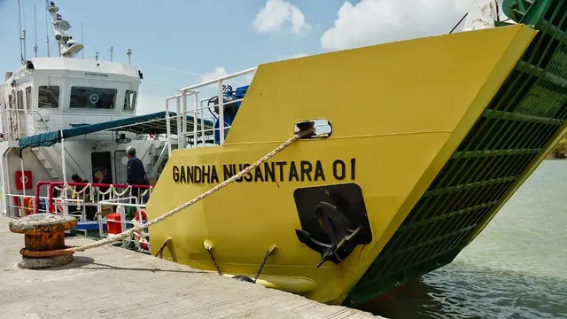 Menteri Perhubungan Budi Karya Sumadi melepas pengoperasian kapal RS Terapung KM Gandha Nusantara 1 dan 2 di Pelabuhan Kalianget Sumenep, Madura.