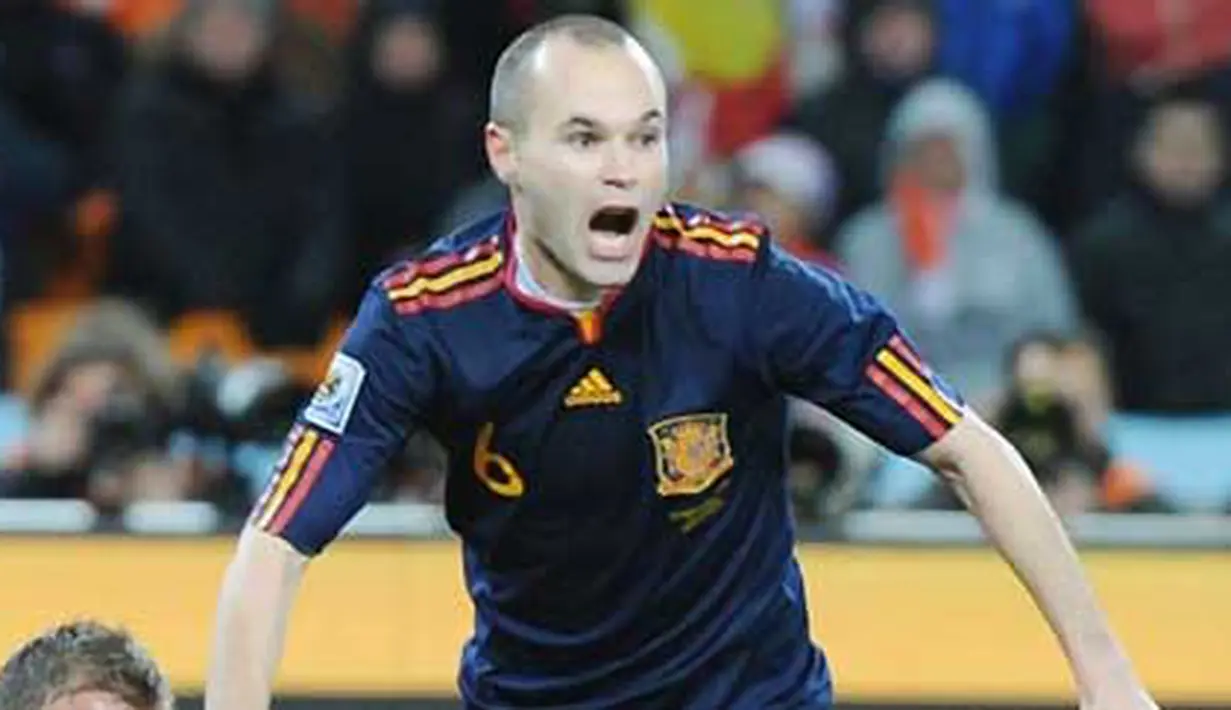Kegembiraan gelandang Spanyol Andres Iniesta seusai menjebol gawang Belanda di final PD 2010 yang berlangsung di Soccer City Stadium, Johannesburg, 11 Juli 2010. Spanyol unggul 1-0. AFP PHOTO / GABRIEL BOUYS