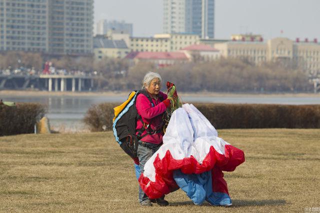 Terjun payung telah menjadi olahraga yang membuat nenek Li sangat senang dan nyaman | Photo: Copyright shanghaiist.com