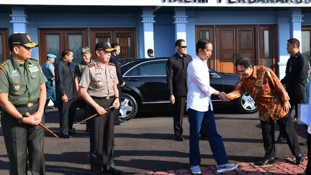 Presiden Jokowi mengenakan jeans dan sepatu kets ketika kunjungan kerja ke Ciamis dan Tasikmalaya