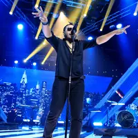 "Nah itu salah satu yang kita kurang setuju. Rata-rata TV minta lagu yang lama. Dalam kurun waktu 5 tahun ini sudah ada lagu baru. Makanya mau nggak mau bawakan lagu lama, padahal sudah pada jamuran," jelas Aziz.(Adrian Putra/Bintang.com)