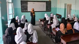 Anak perempuan mengikuti kegiatan pembelajaran di Kabul, Rabu (23/3/2022). Pembukaan kembali sekolah menengah untuk anak perempuan di seluruh Afghanistan memicu kegembiraan dan ketakutan di antara puluhan ribu siswa yang kehilangan pendidikan sejak Taliban kembali berkuasa. (Ahmad SAHEL ARMAN/AFP)
