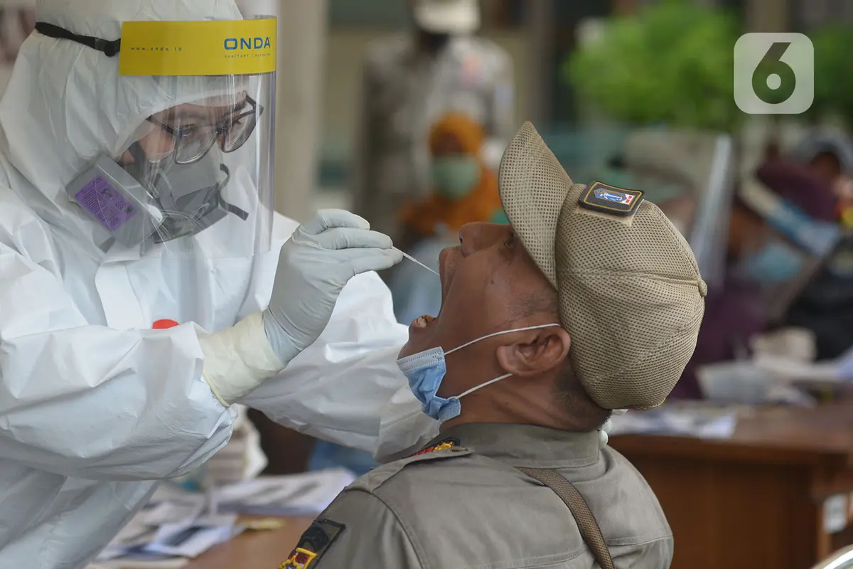 Tim Medis Swab Tes Pegawai Kecamatan