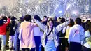Bella Saphira tampil kece saat rayakan Tahun Baru 2024 di HongKong. Ia memadukan top, jaket, dan denim maxi skirt. [@bellasaphiraofficial]
