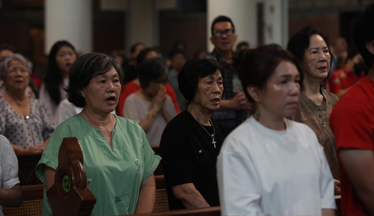 Sementara, yang ketiga merupakan Misa Khusus Lansia yang akan dilaksanakan pukul 16.00 WIB. Misa ini menjadi yang pertama kali digelar di Gereja Katedral Jakarta dan dipersembahkan oleh Romo Macarius Maharsono Probho, SJ. Tampak dalam foto, umat Katolik saat mengikuti Misa Pontifikal Natal di Gereja Katedral Jakarta, Kamis (25/12/2025). (Kapanlagi.com/Budy Santoso)