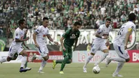 Striker Persebaya Surabaya, Manuchehr Jalilov, berusaha melewati pemain Arema FC pada laga final Piala Presiden 2019 di Stadion Gelora Bung Tomo, Surabaya, Selasa (9/4). Kedua tim bermain imbang 2-2. (Bola.com/Yoppy Renato)